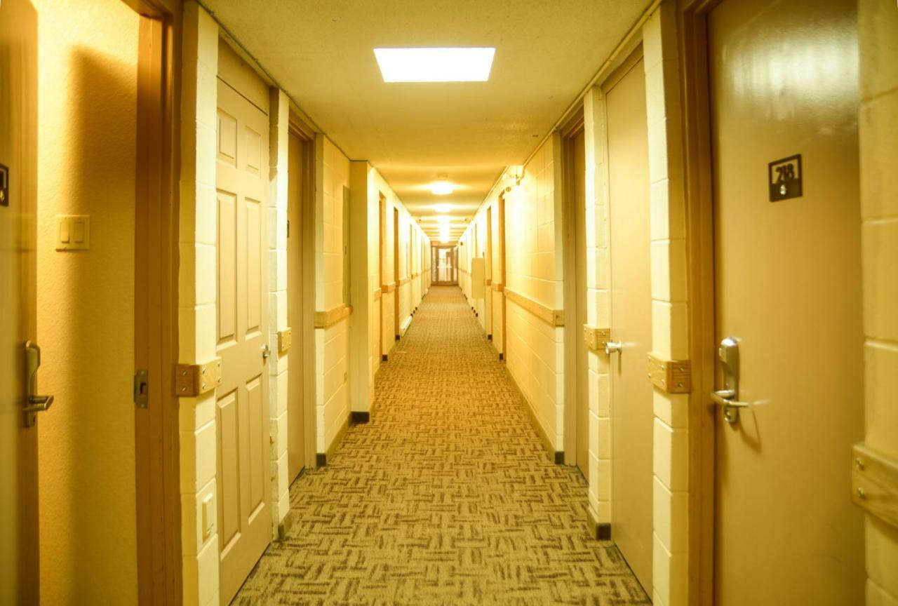 Morden Motor Inn Экстерьер фото